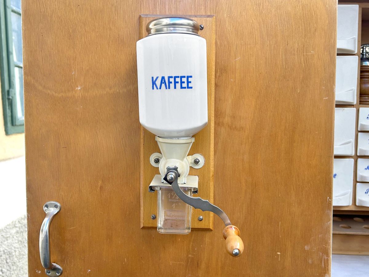Kaffeemühle Vintage Küchenschrank antik