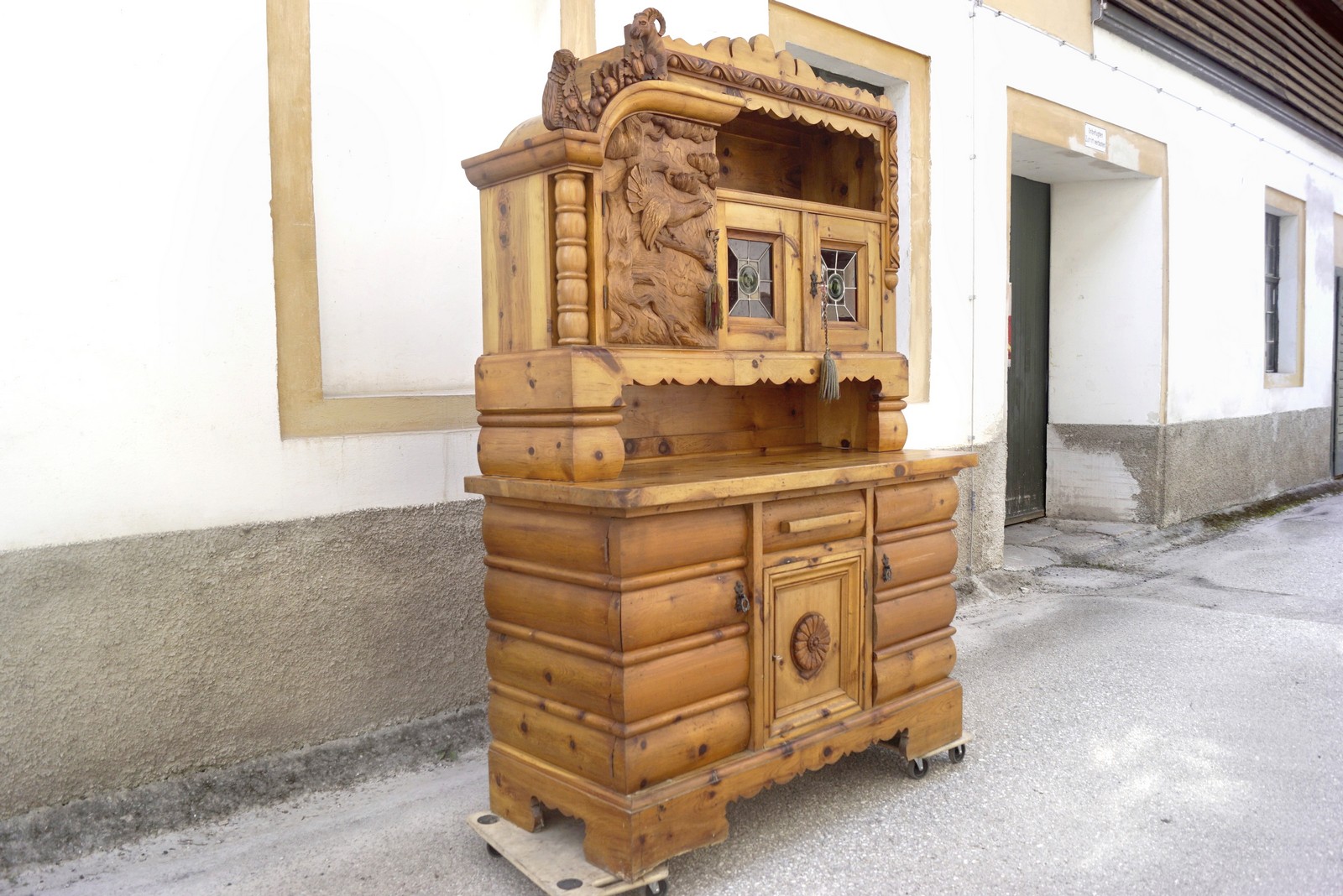 Vintage Möbel Bauernschrank antik Massivholz Zirbe Jagdschrank Almhütte Steinbock Waldtiere