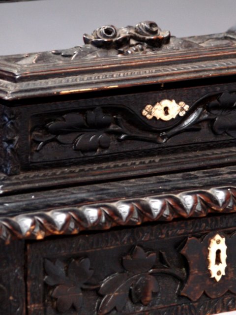 Spiegeltisch beschnitzt