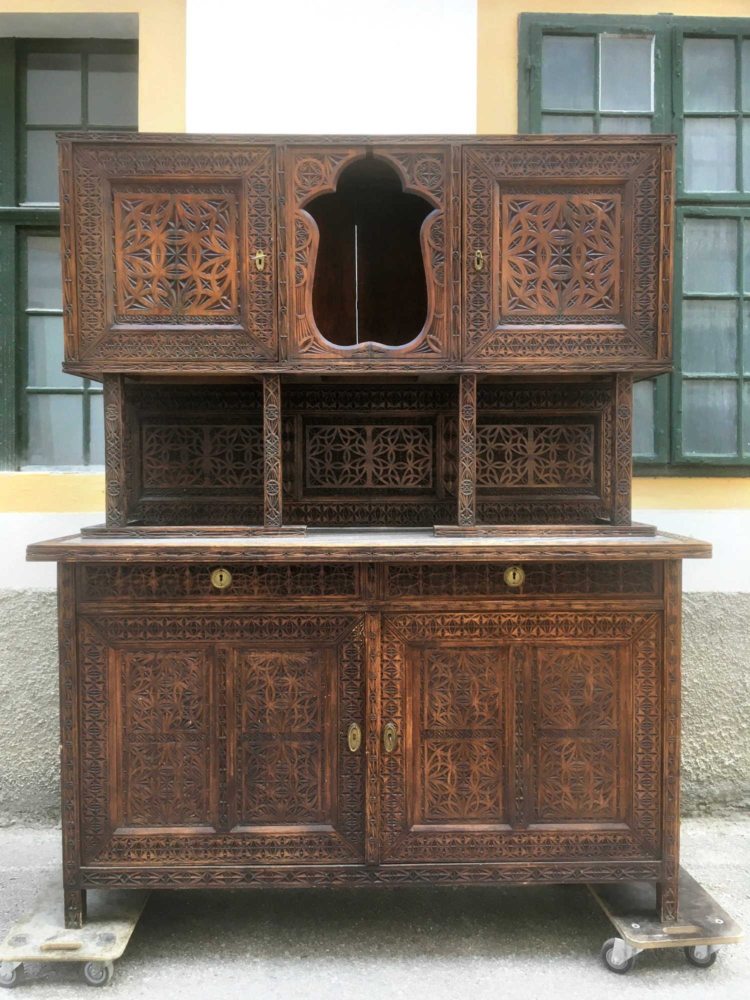 Antiker Schrank beschnitzt nachhaltiges Möbel Vintage Kerbschnitzerei Marmorplatte nachhaltig Vegan