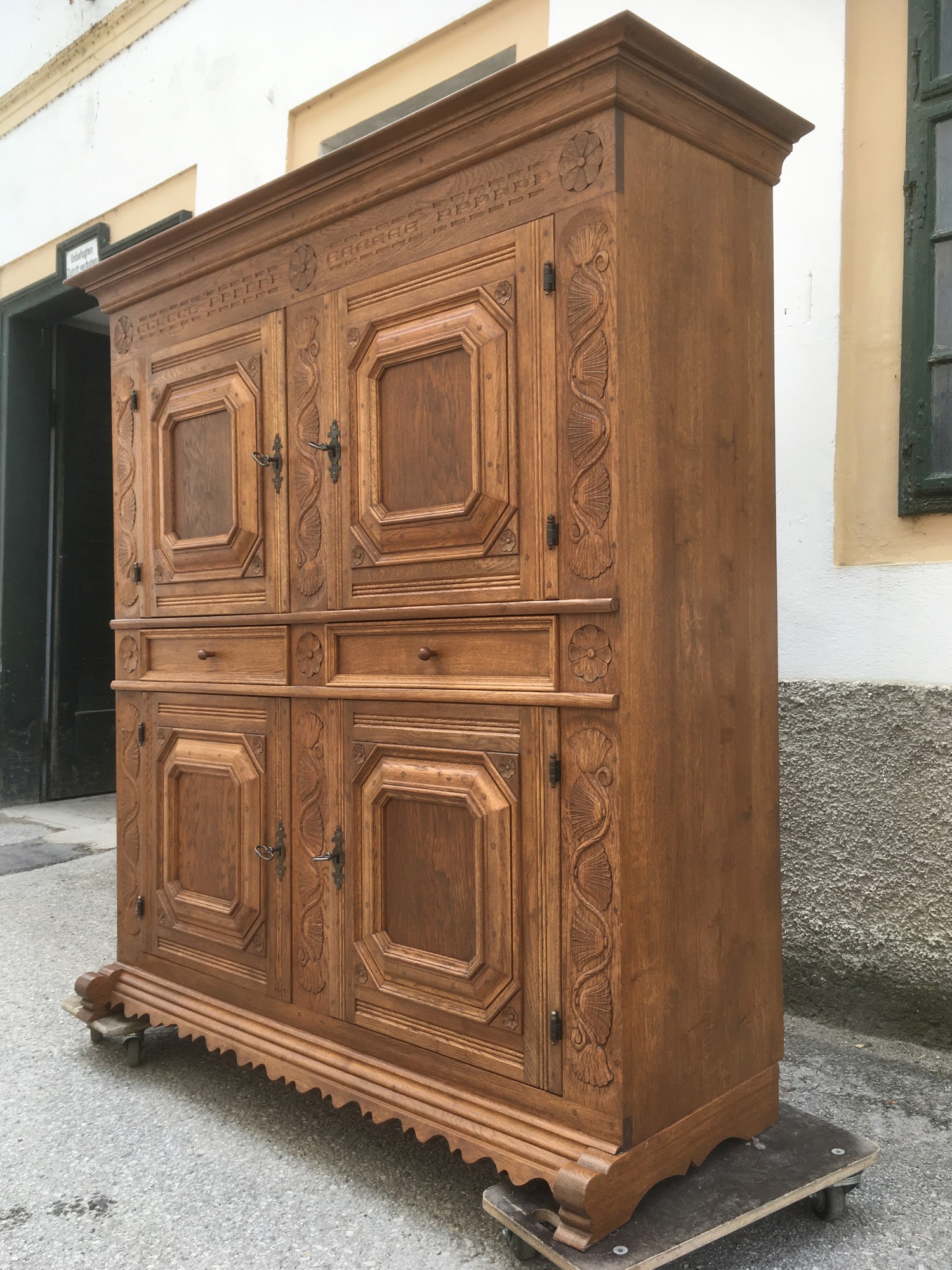 Schrank Eiche massiv Bauernschrank Jagdstube beschnitzt Vintage Vollholz Dielenschrank