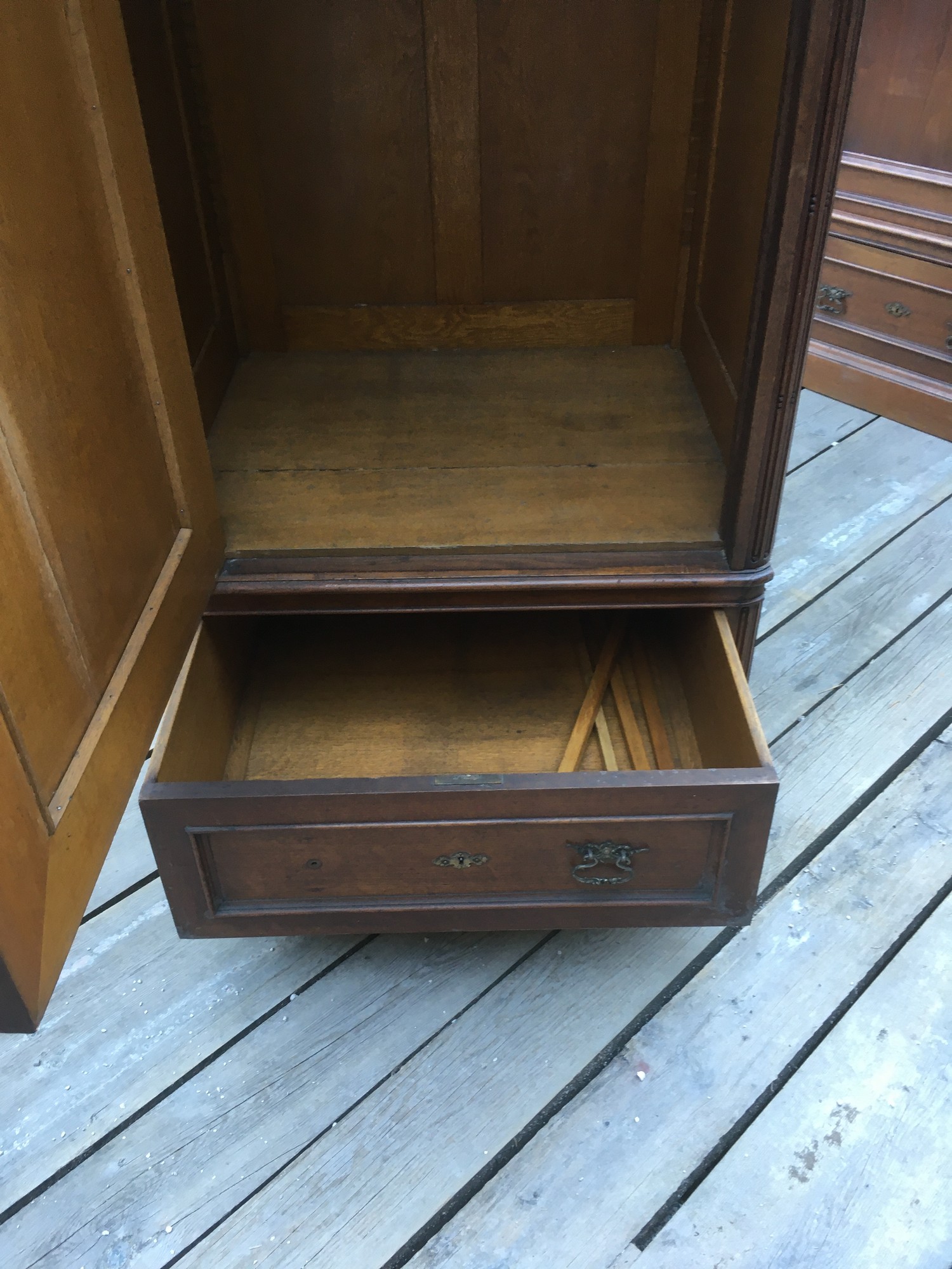 Schrank antik beschnitzt Lisenen Historismus Dielenschrank Garderobe massiv Nussholz