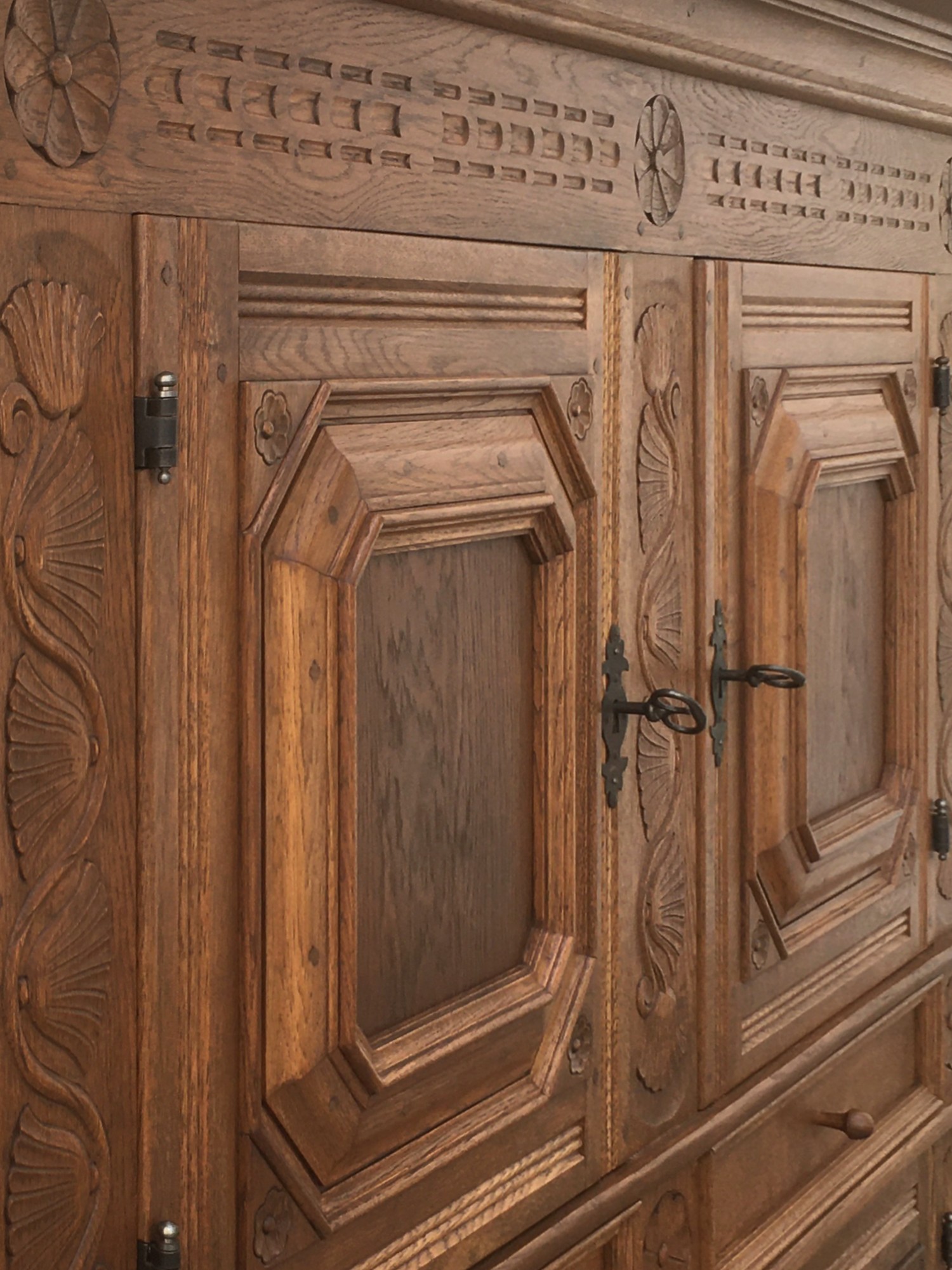 Schrank Eiche massiv Bauernschrank Jagdstube beschnitzt Vintage Vollholz Dielenschrank