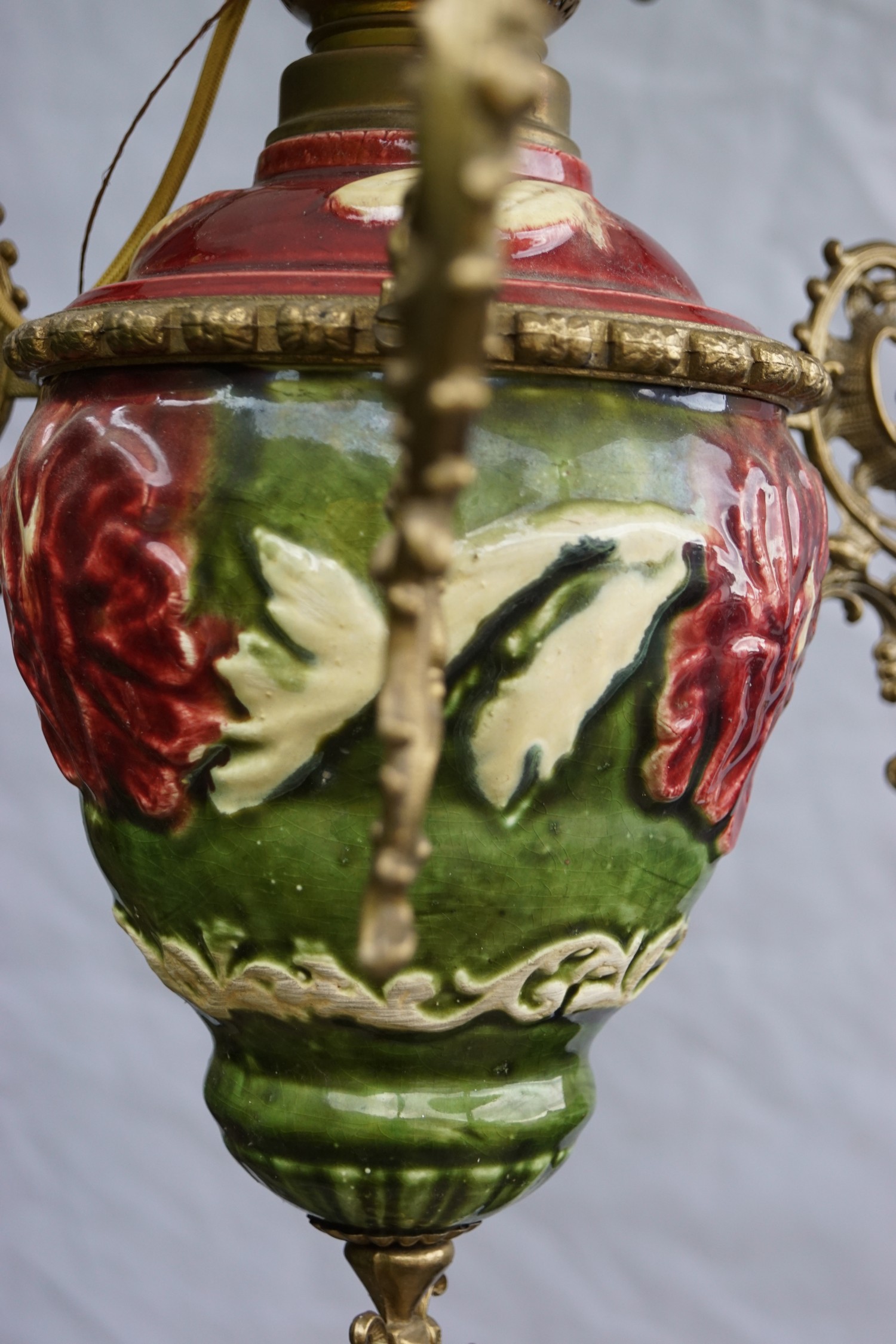 Petroleumlampe antik Keramik grün rot höhenverstellbar Majolika Hängelampe Kristalle Messing Antiquität Landhausstil Engel Putti Putten