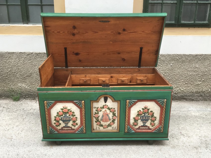 Bauerntruhe handbemalt antik Flachdeckeltruhe mit Innenladen Massivholz grün Heiligenfigur Bauernmöbel Schrank