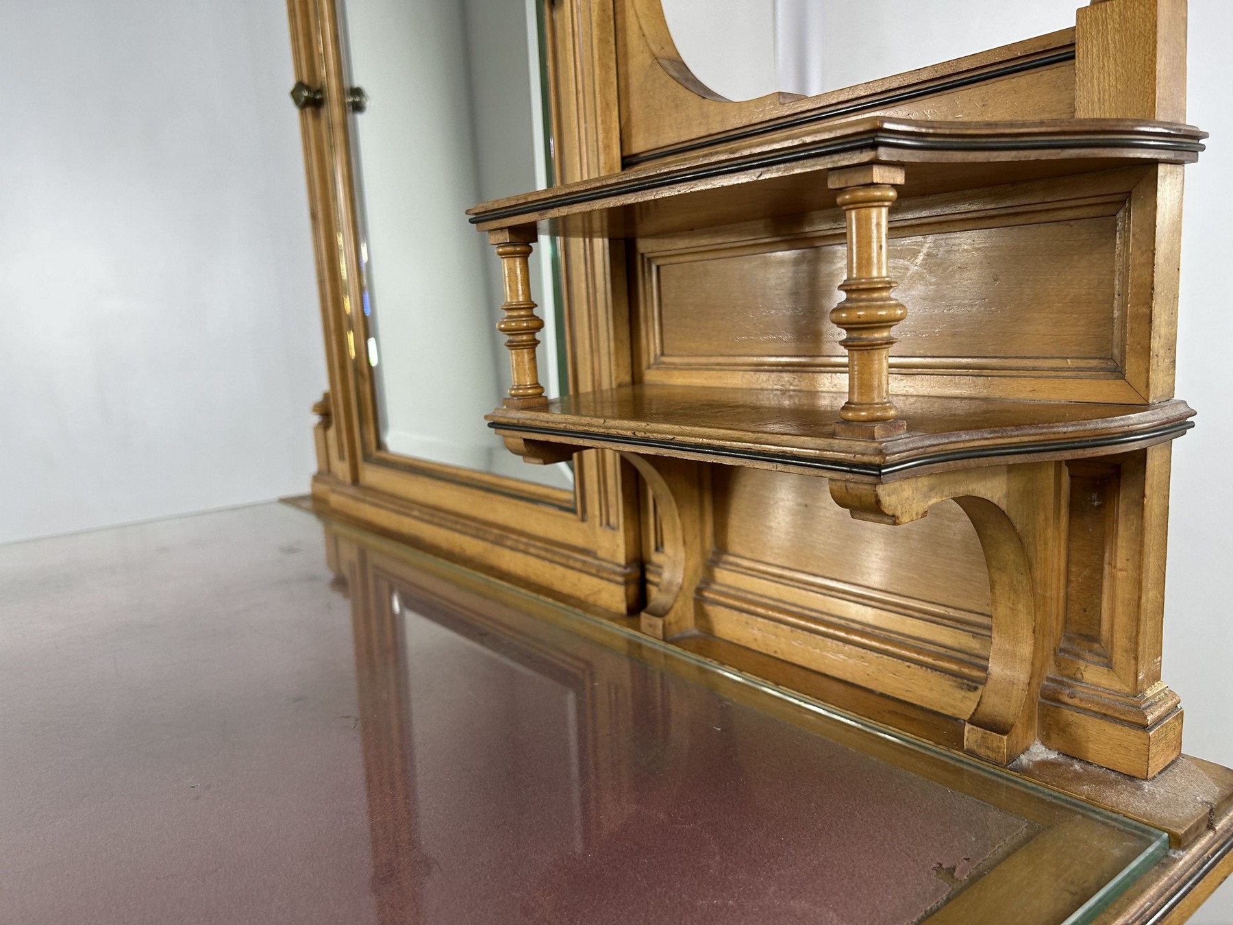 Zweistöckiges Etagenregal Schminktisch Jugendstil Detail