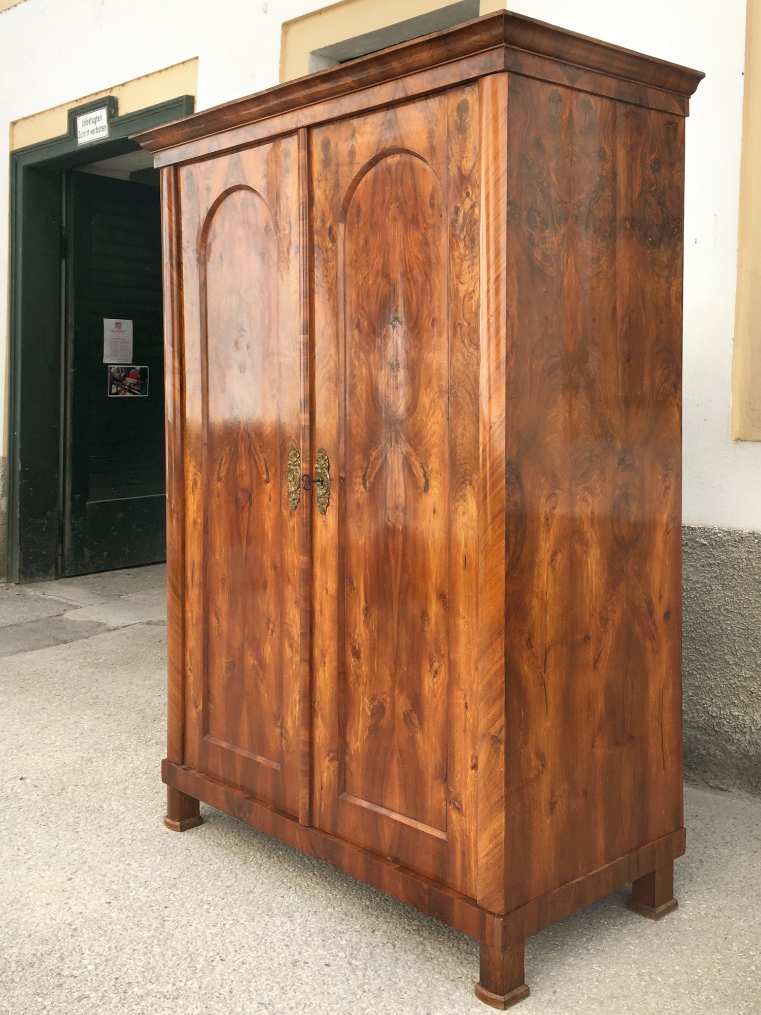 Antiker Schrank Biedermeier Keilschrank Hallenschrank restauriert