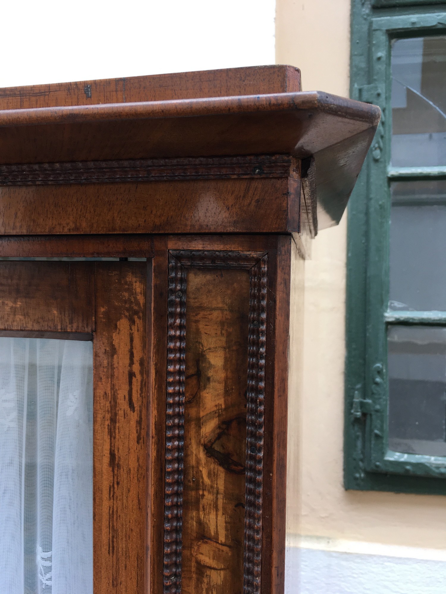 Bücherschrank Vitrinenschrank antik Schrank Biedermeier Nussholzfurnier