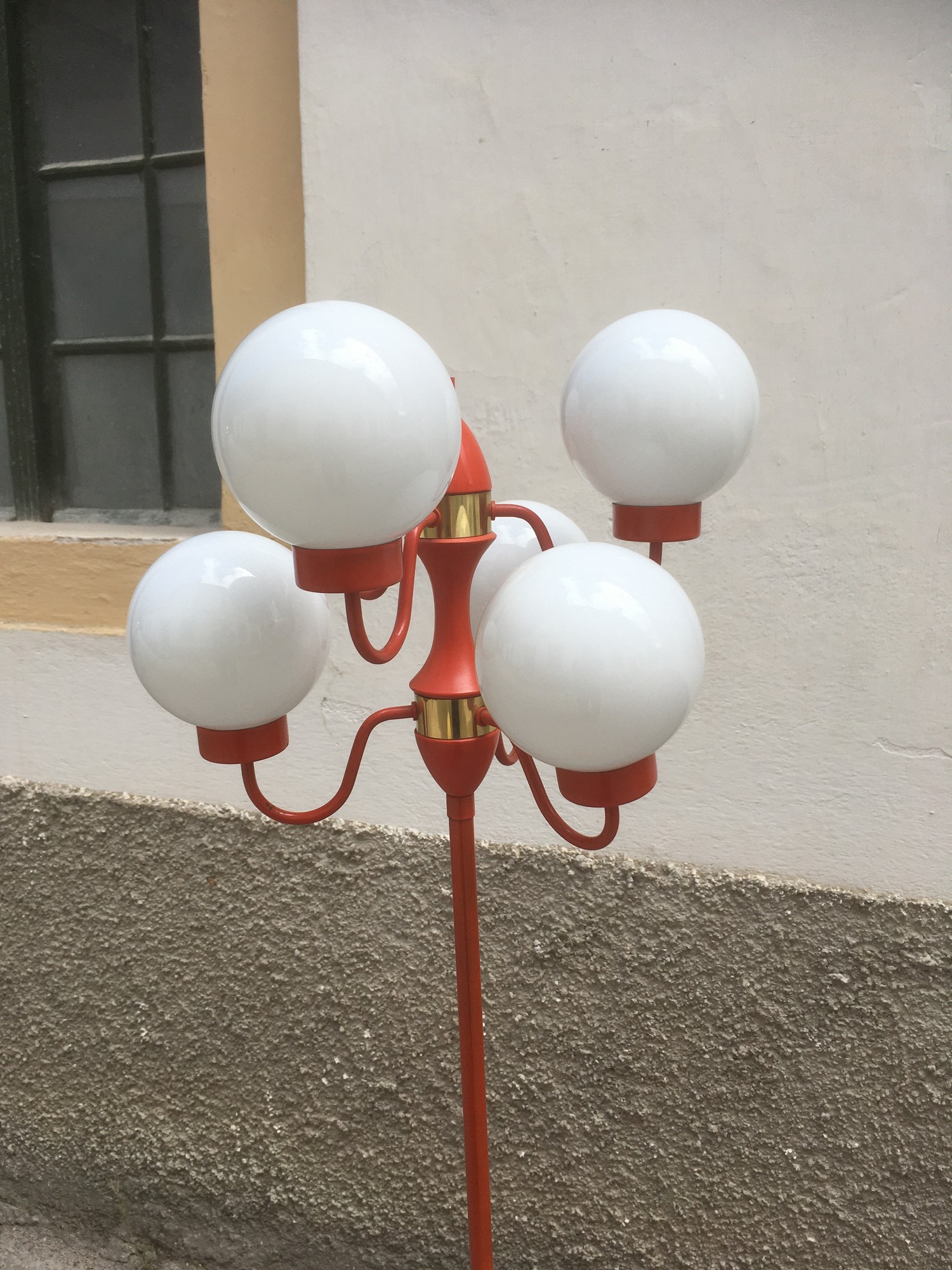 Retro Stehlampe rot orange 70er-Jahre 60er-Jahre Midcenture Glaskugeln Metall Kronleuchter Design