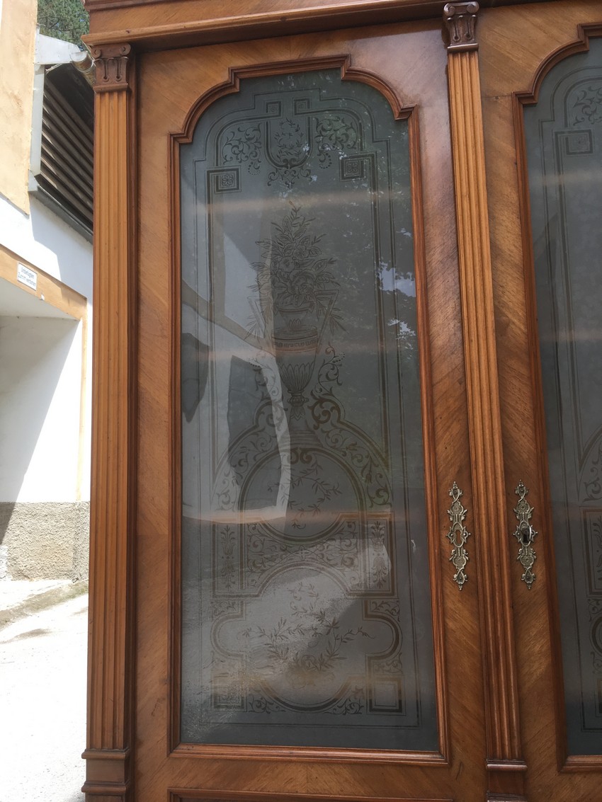 geatztes Glas Vitrinenschrank