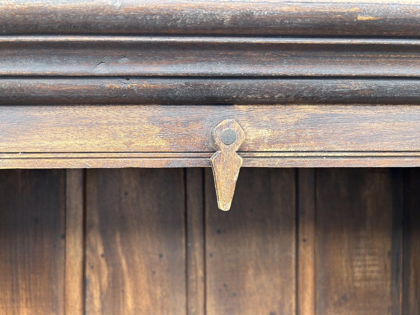 Landhaus Schrank spanischer Eisen Küchenschrank im Weinkeller Stil