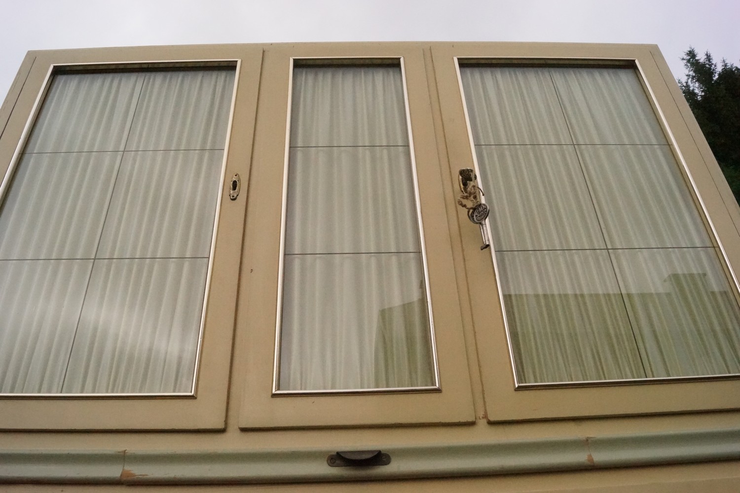 Küchenschrank creme Midcentury Vintage Schütten Schrank 50er-Jahre Vitrine Silberleiste