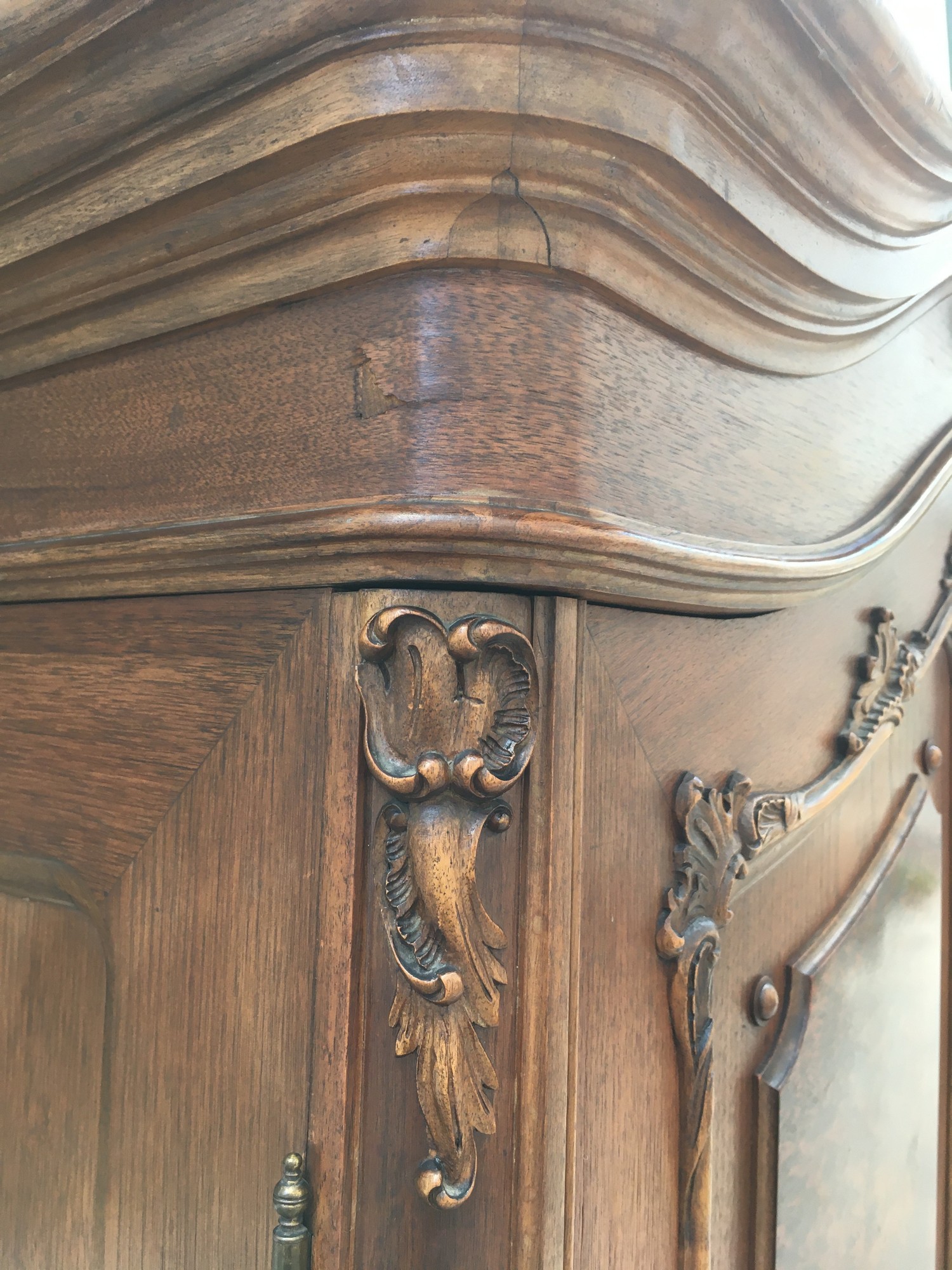 Kleiderschrank antik geschnitzt Massivholz