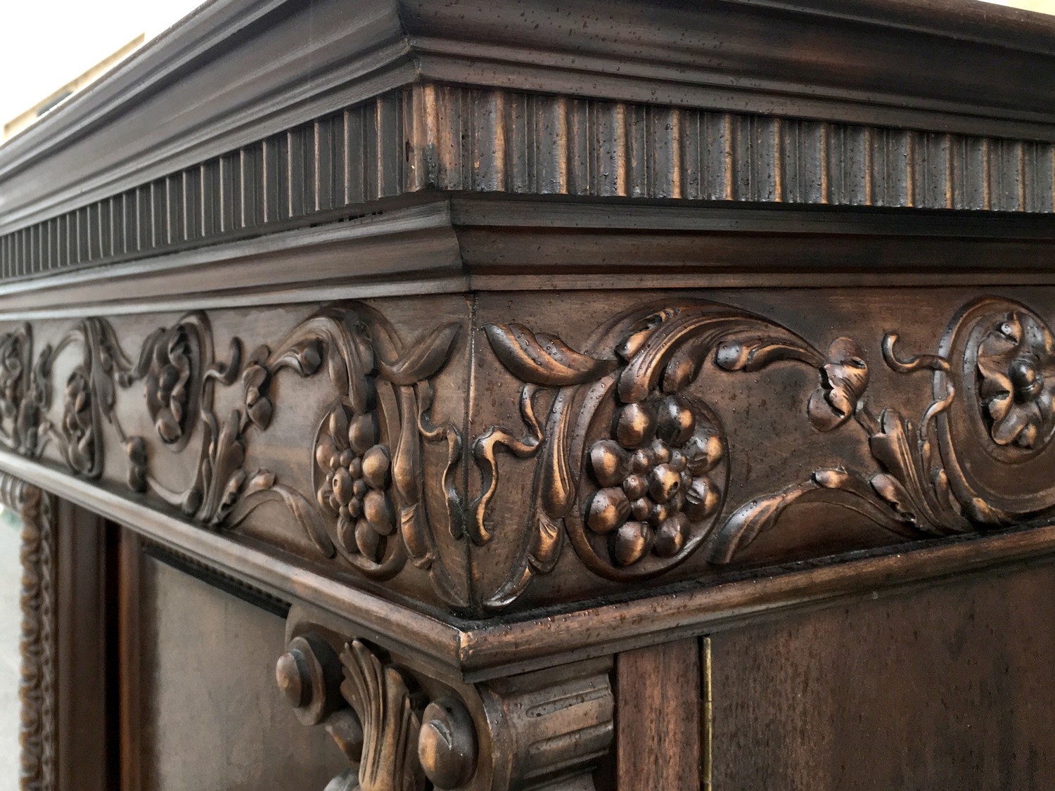 Ornamente geschnitzt Massivholzschrank