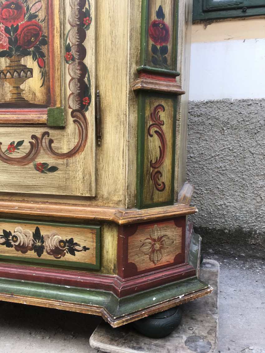 Bauernschrank Antikstil grün rot Dielenschrank bemalt