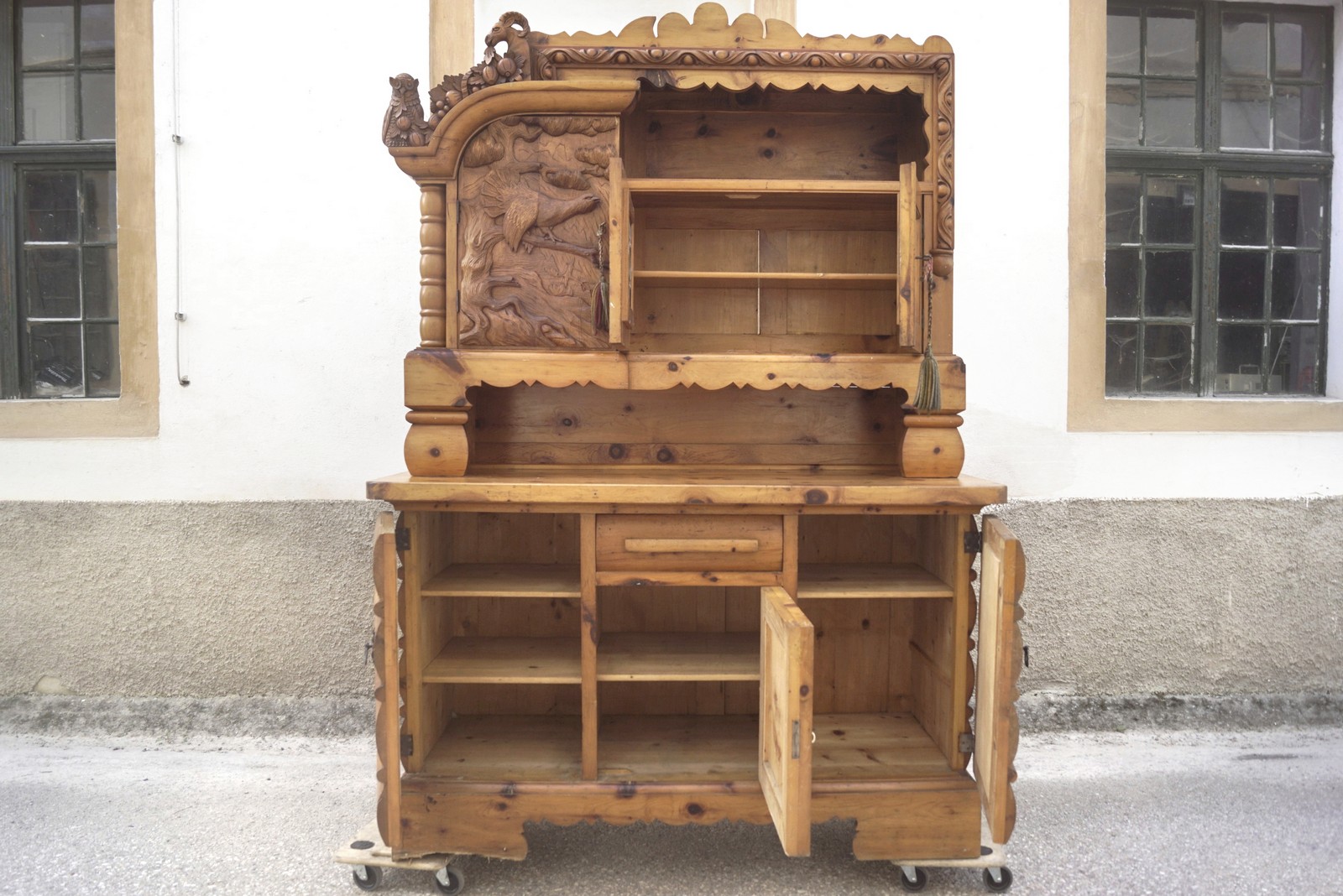 Vintage Möbel Bauernschrank antik Massivholz Zirbe Jagdschrank Almhütte Steinbock Waldtiere Kredenz