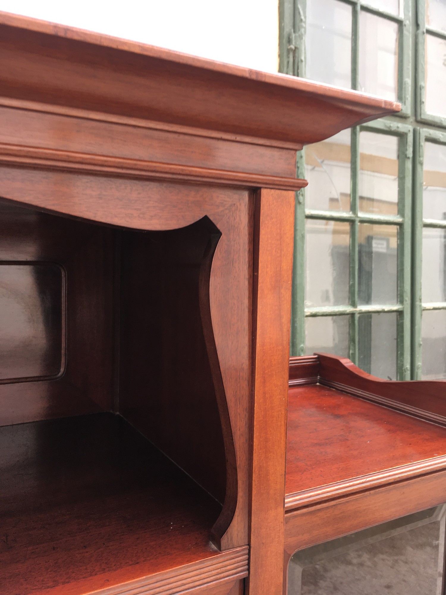 Vitrinenschrank antik Bücherschrank Vitrine Schrank Jugendstil Richard Ludwig Blumengirlanden