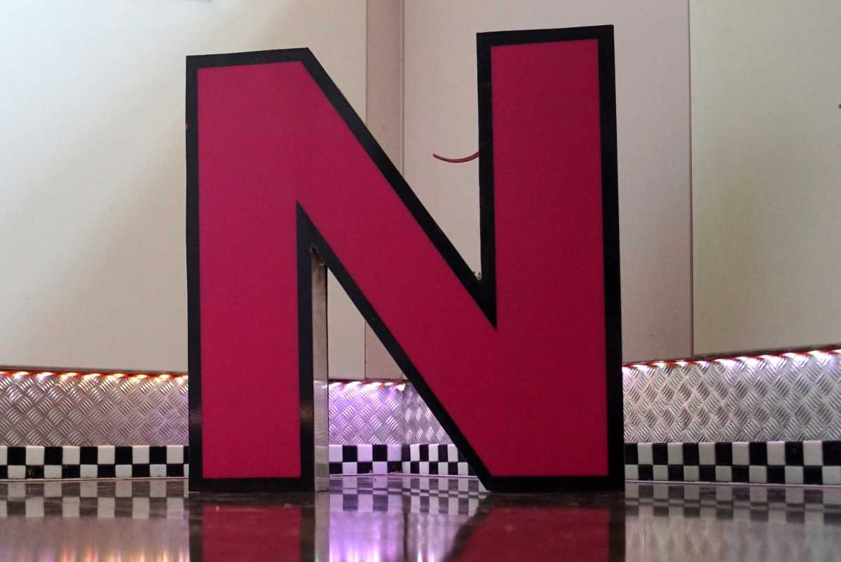 Wandlampe Vintage Leuchtbuchstabe Tischlampe Design groß Leuchtreklame Mancave