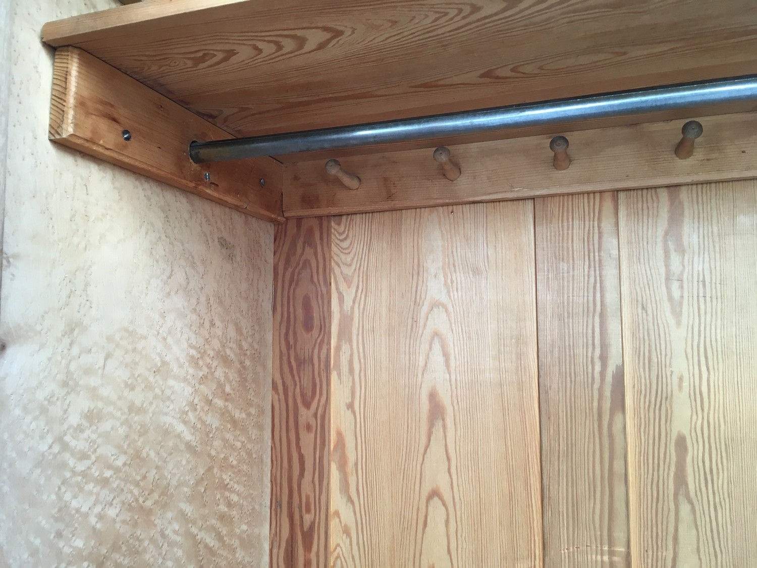 Dielenschrank Jugendstil Glasfelder Kleiderhaken Garderobe