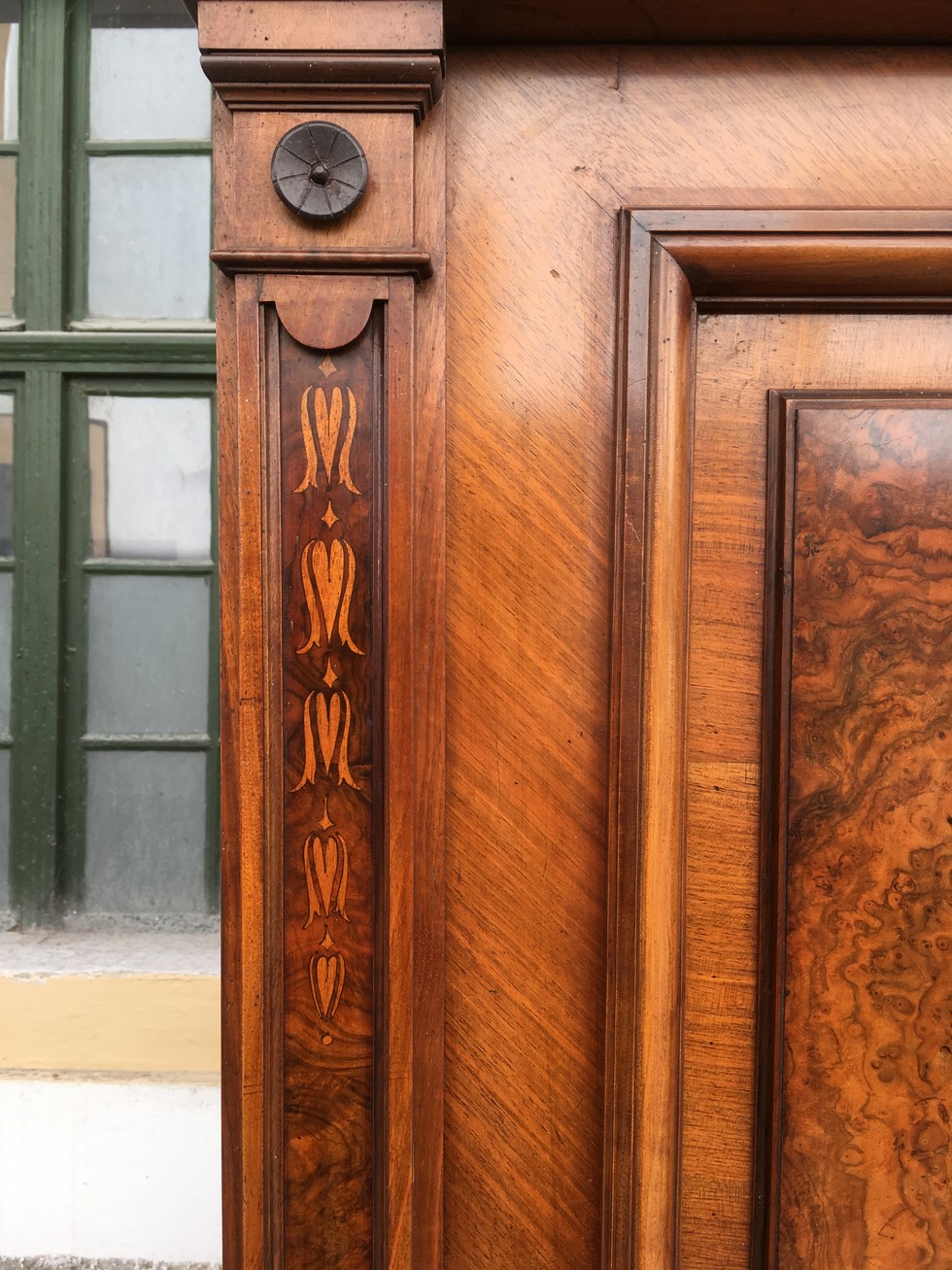 Dielenschrank antik Nussholz Intarsien