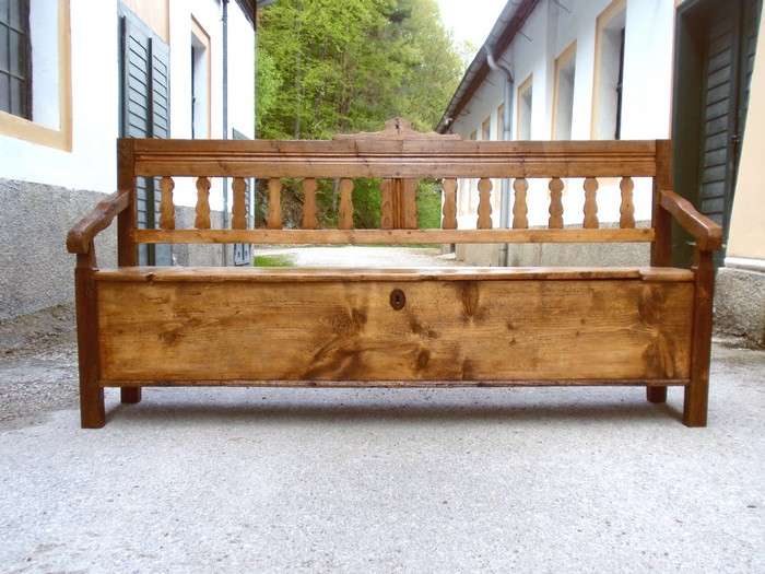 Sitzbank mit Truhe antik