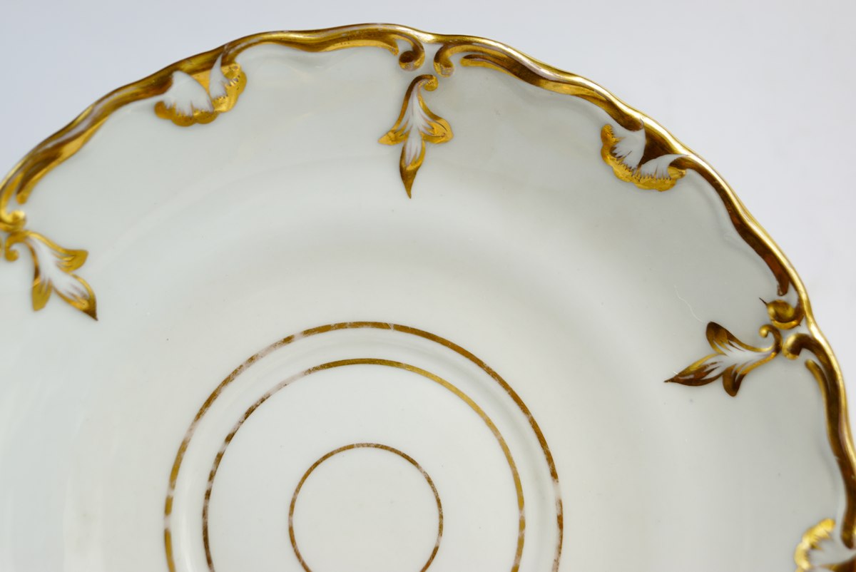 Antiker Biedermeier Unterteller Porzellan elfenbein Goldrand