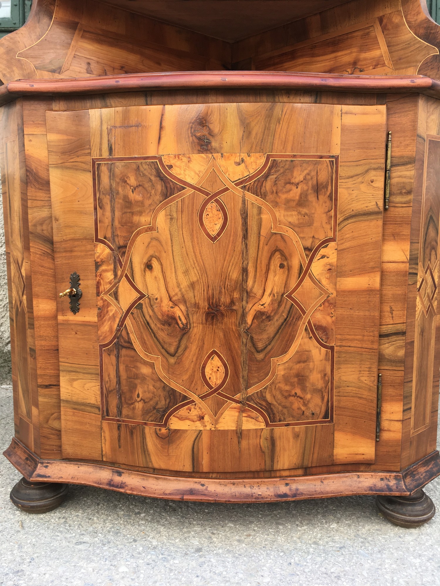 Vitrine Eckvitrine Eckschrank Barockstil Antik Nussholzfurnier Intarsien Edelteil