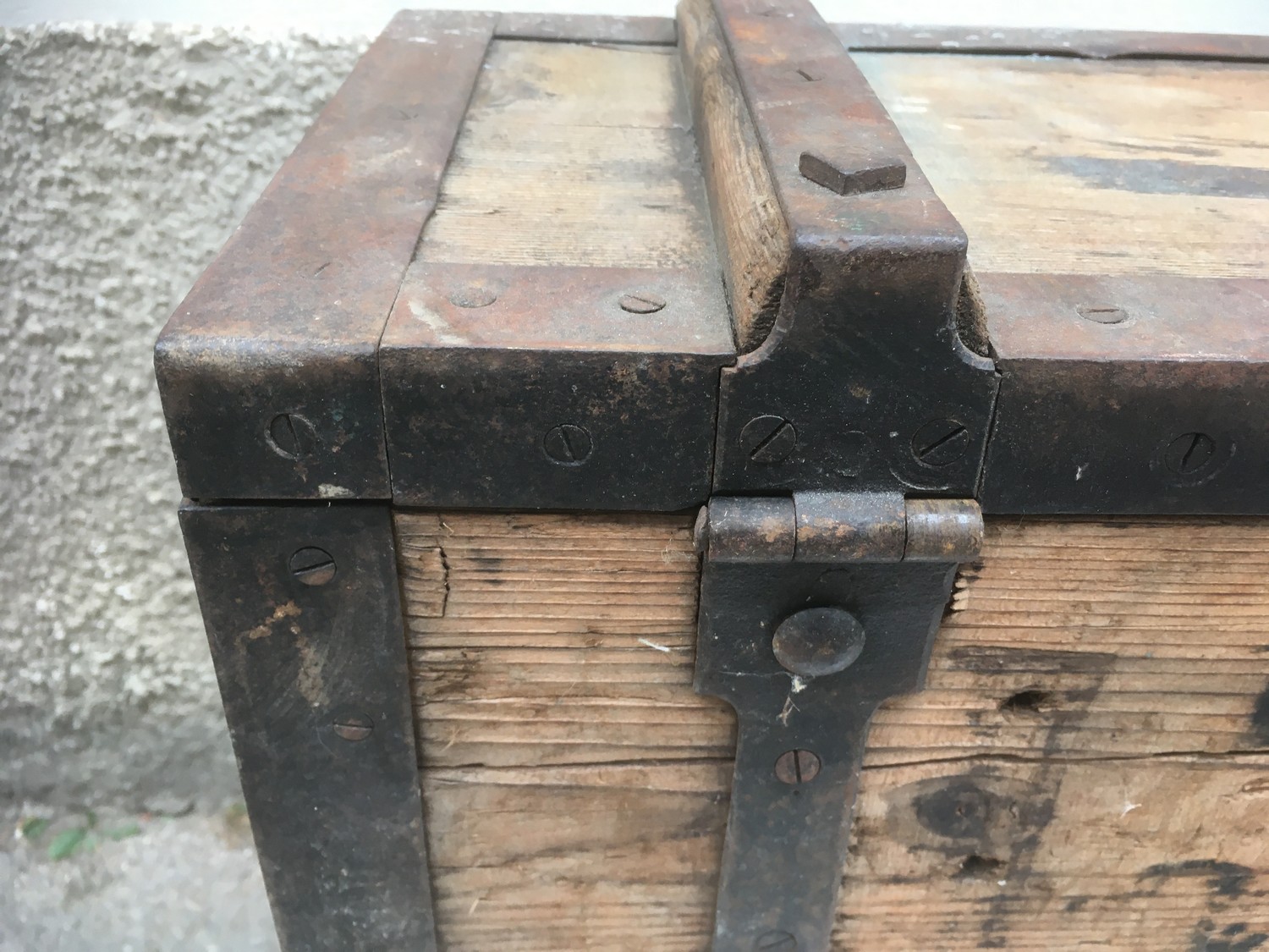 Truhe klein antik Weichholz Eisenbeschläge Schatztruhe Transportkiste schwer