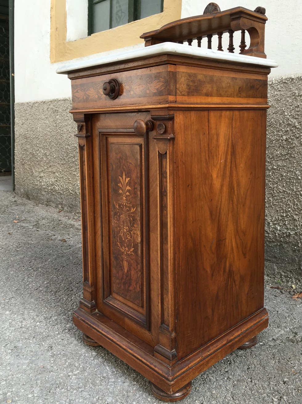 Nachtschrank antik Marmor Nuss Intarsien