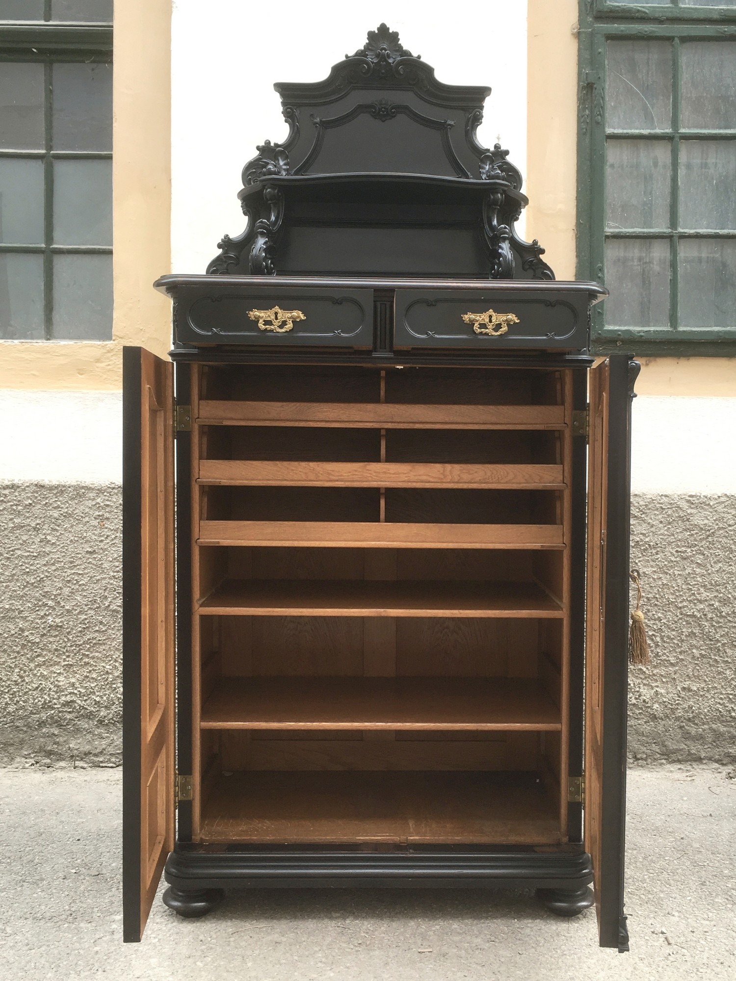 Schrank beschnitzt schwarz