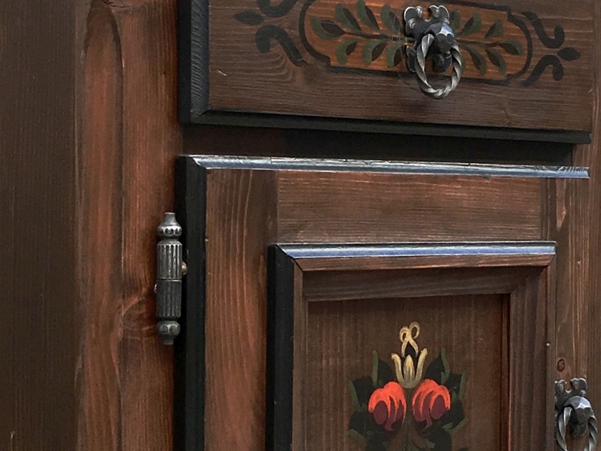 Bauernschrank bemalt Landhaus Möbel