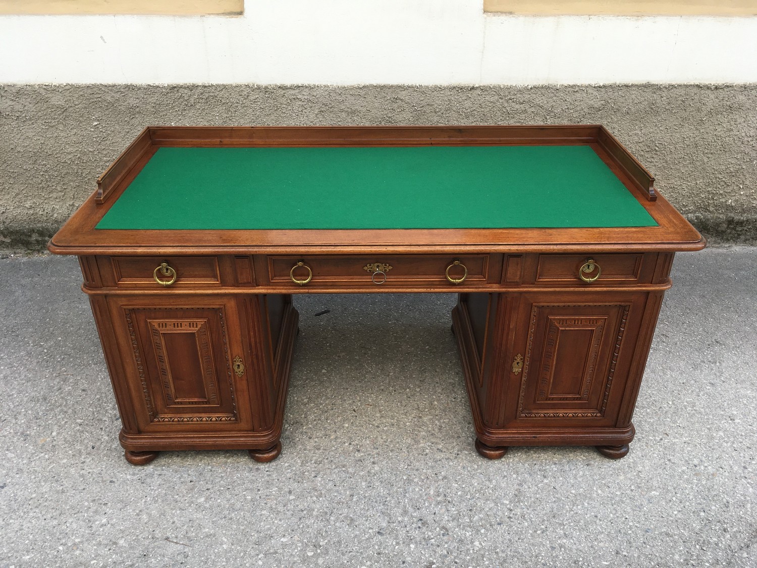 Schreibtisch Historismus antik restauriert groß Freisteher Herrenschreibtisch