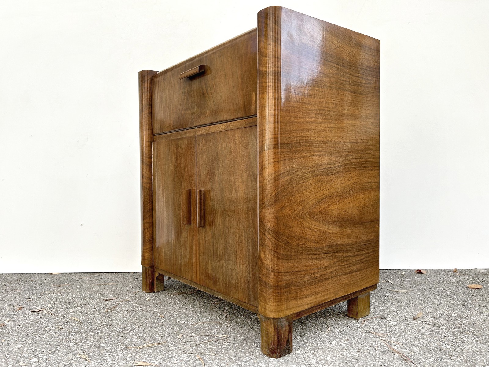 antiker Musikschrank 1940er-Jahre Antiquität Kommode Artdeco Plattenspielerschrank Vintage Design Brutalismus Holz Furnier