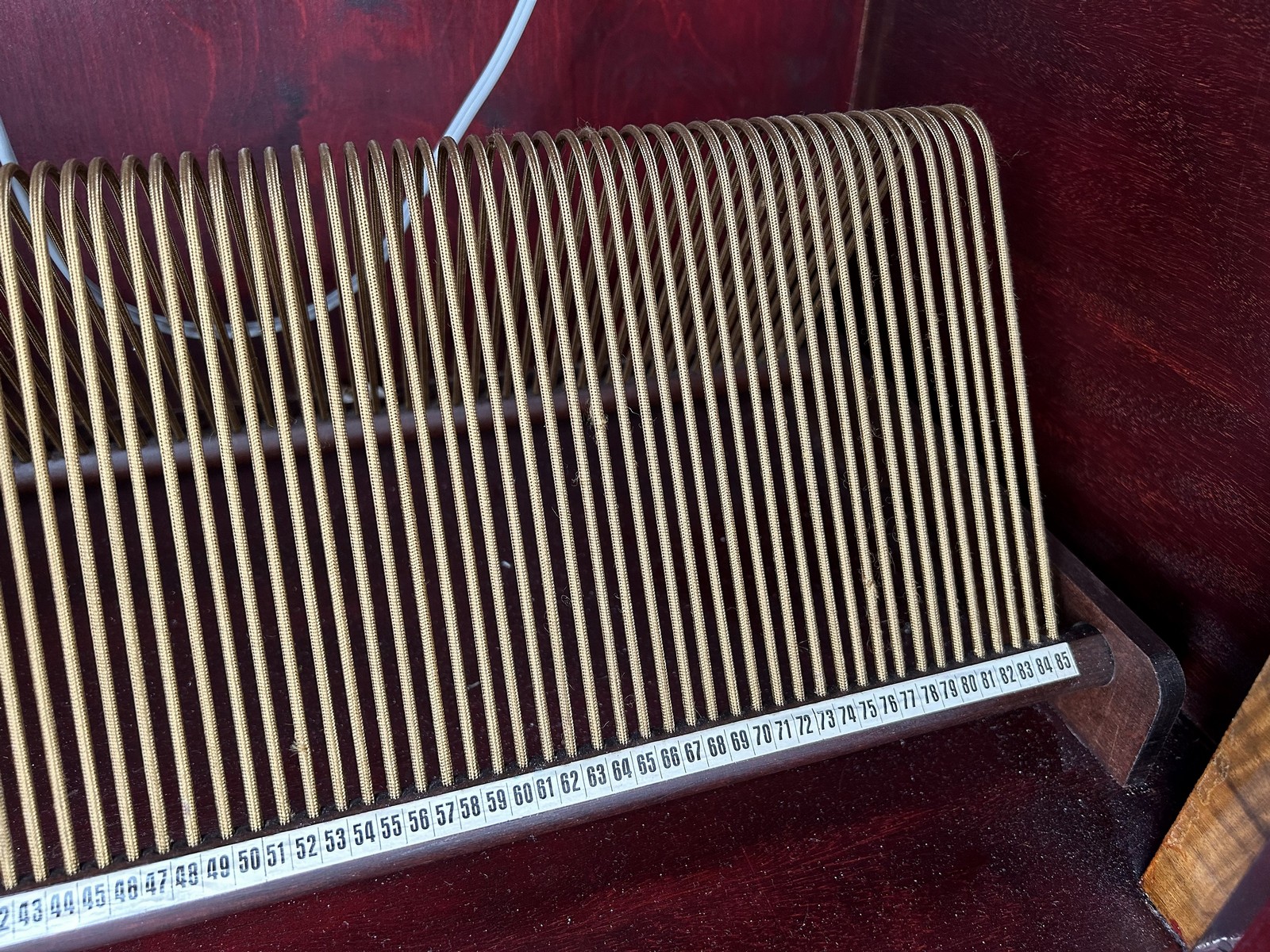 antiker Musikschrank 1940er-Jahre Antiquität Kommode Artdeco Plattenspielerschrank Vintage Design Brutalismus Holz Furnier Vinyl