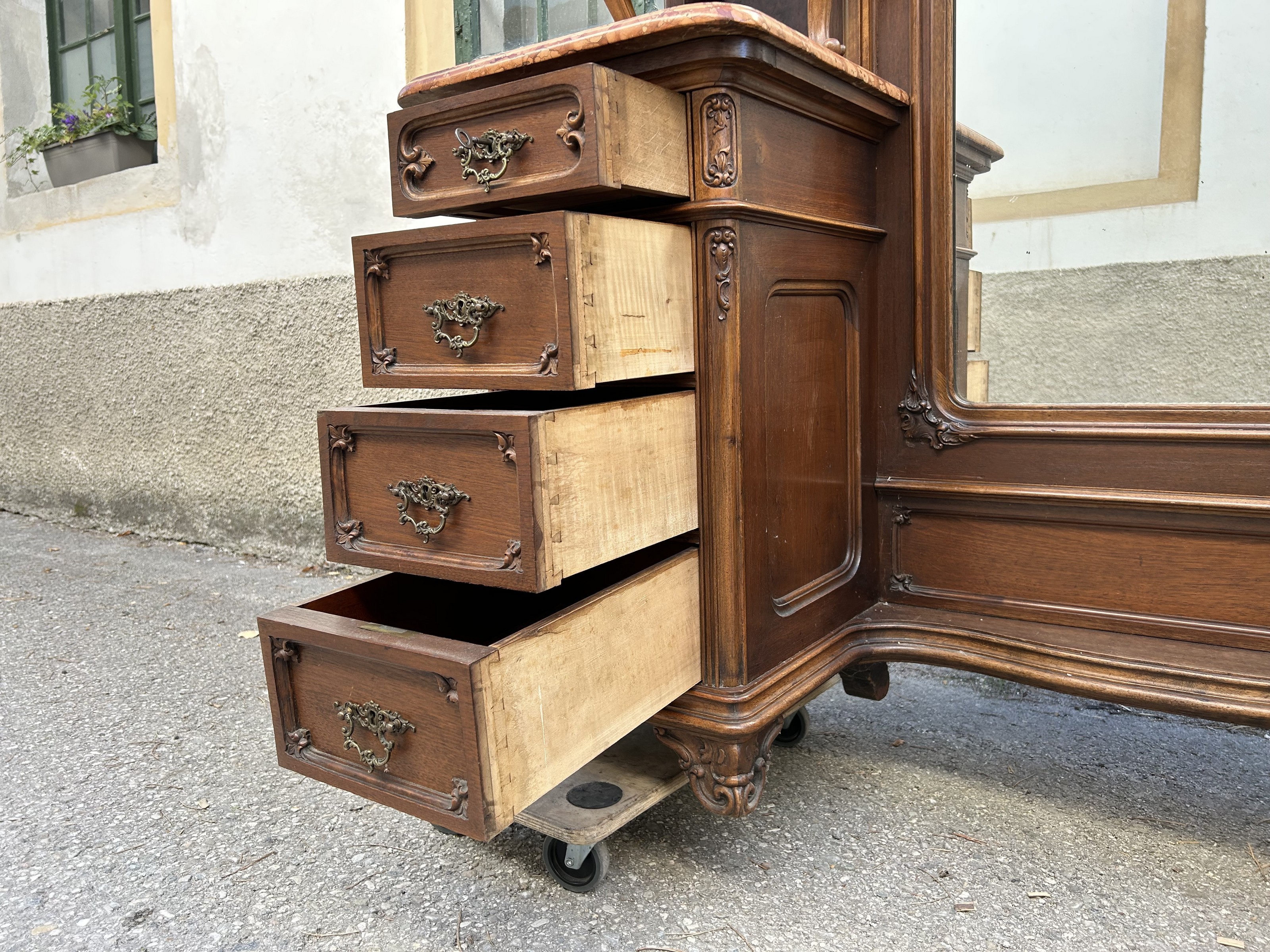 Nuss Schrank Holz antik mit Spiegel