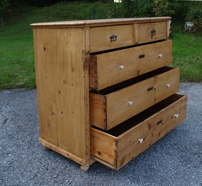 Große antike Kommode