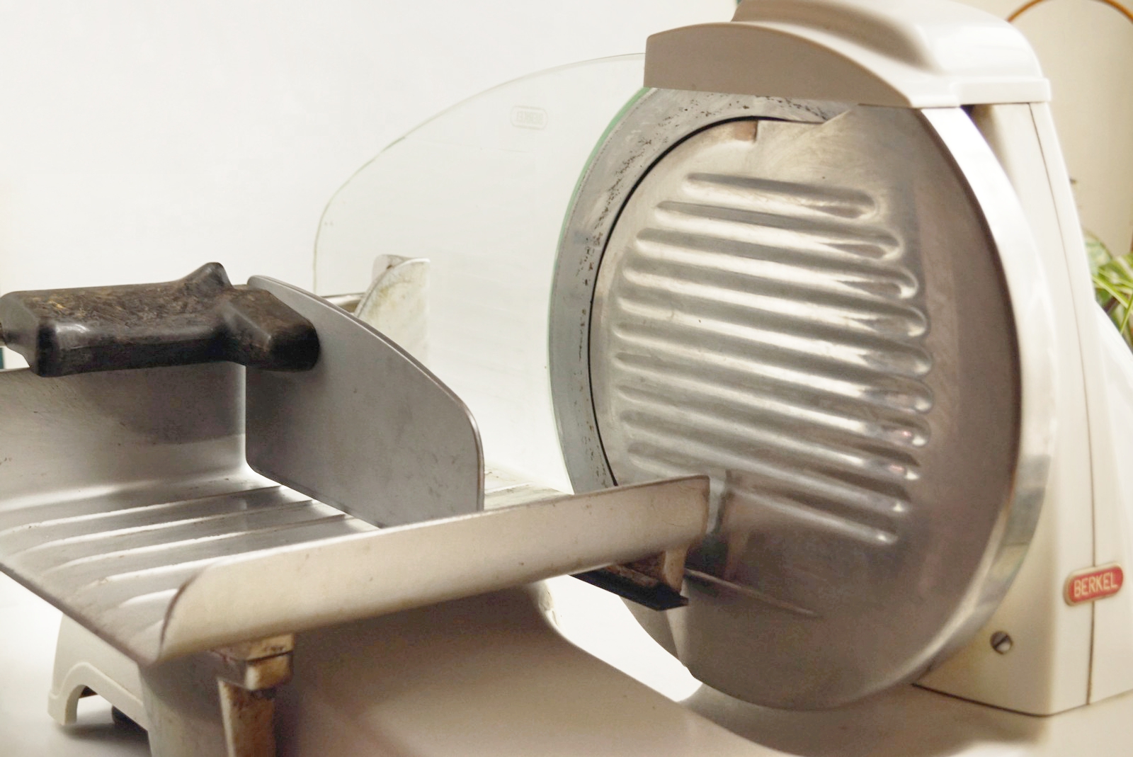 Vintage Berkel Aufschnittmaschine Mid Century 836 beige Design proisciutto Brotmaschine Brotschneidemaschine Küchengerät Retro Küche Retroküche Küchenmaschine proisciutto 50s 60er-Jahre