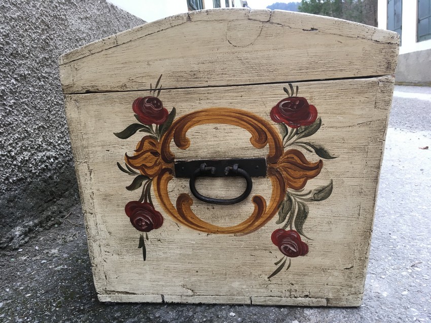 Truhe handbemalt