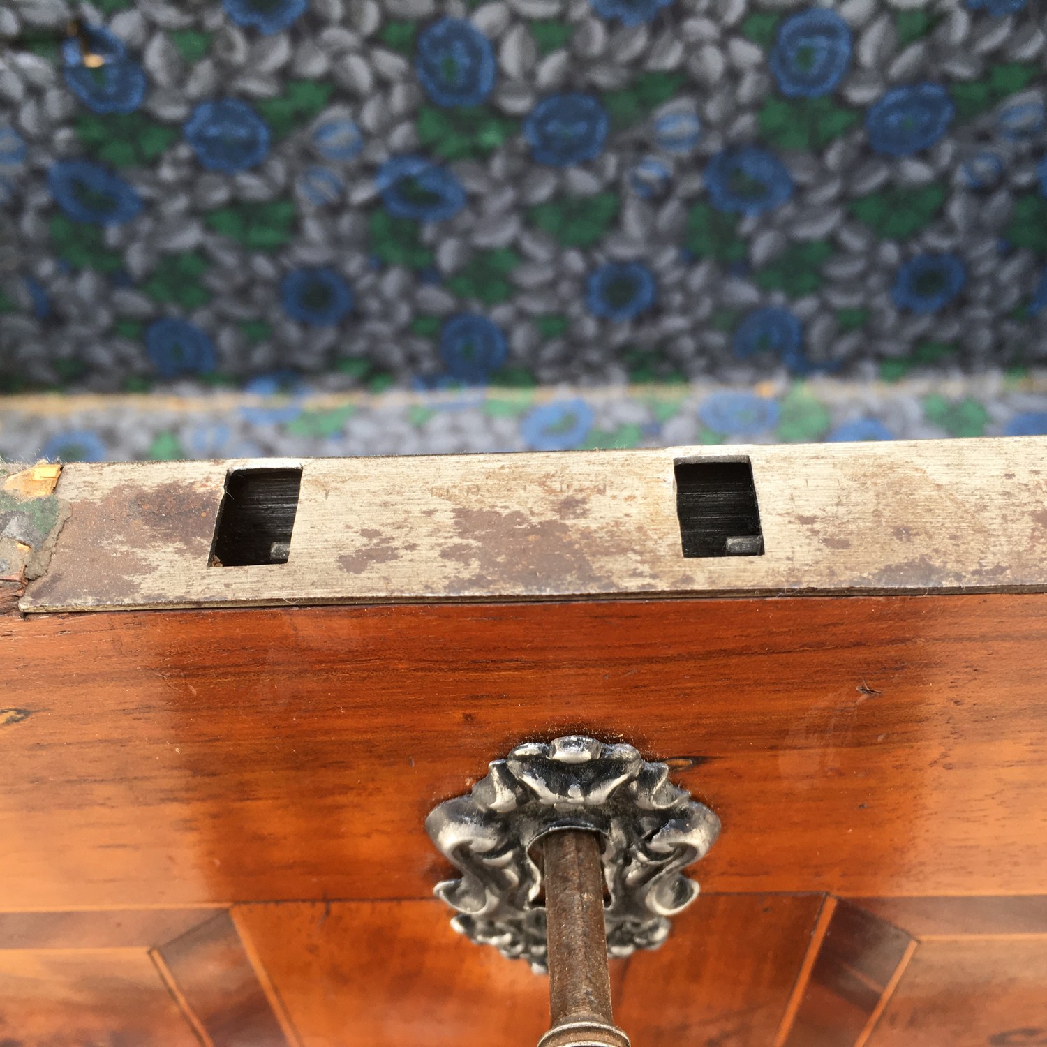 Truhe antik klein versperrbar