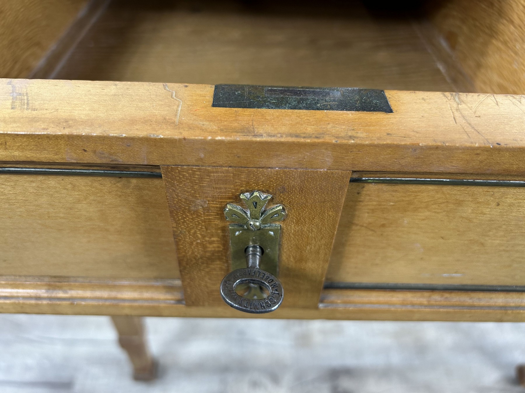 Schloss linke Schublade antiker Schminktisch