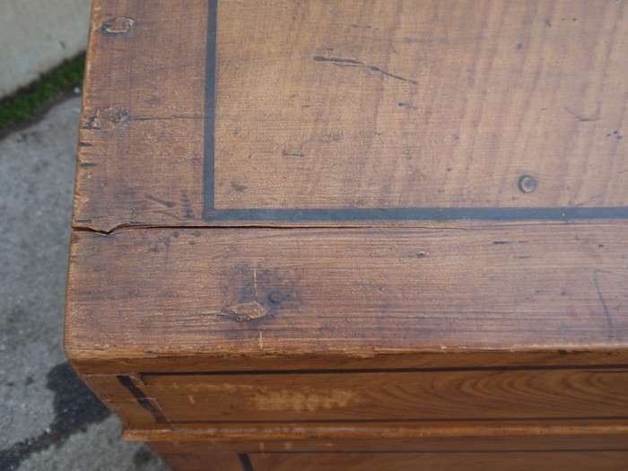 Truhe antik groß mit Runddeckel furniert mit Vollholz Einlegetablett