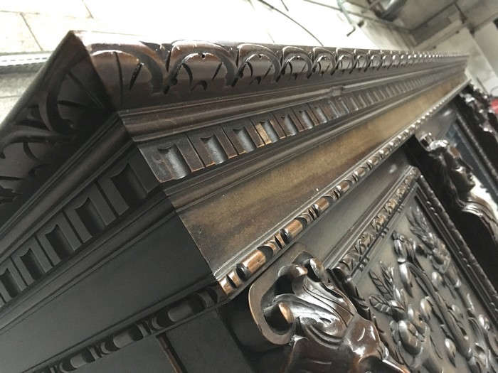 Nussbaum Schrank antik geschnitzt