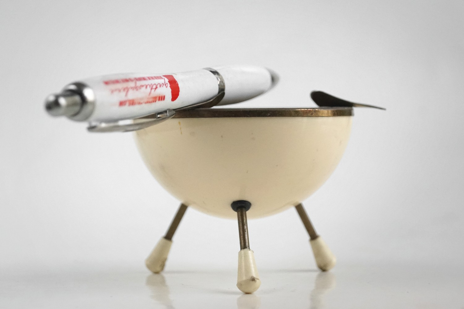 Sputnik Kugel Aschenbecher Vintage Pastell MidCentury Tripod Zigaretten Kugel Igel