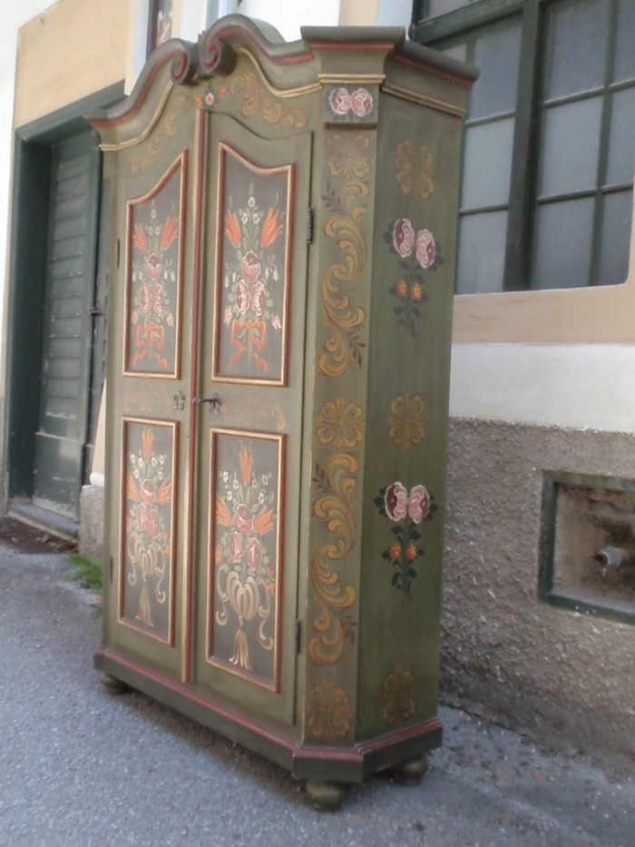 Bauernschrank antik gruen