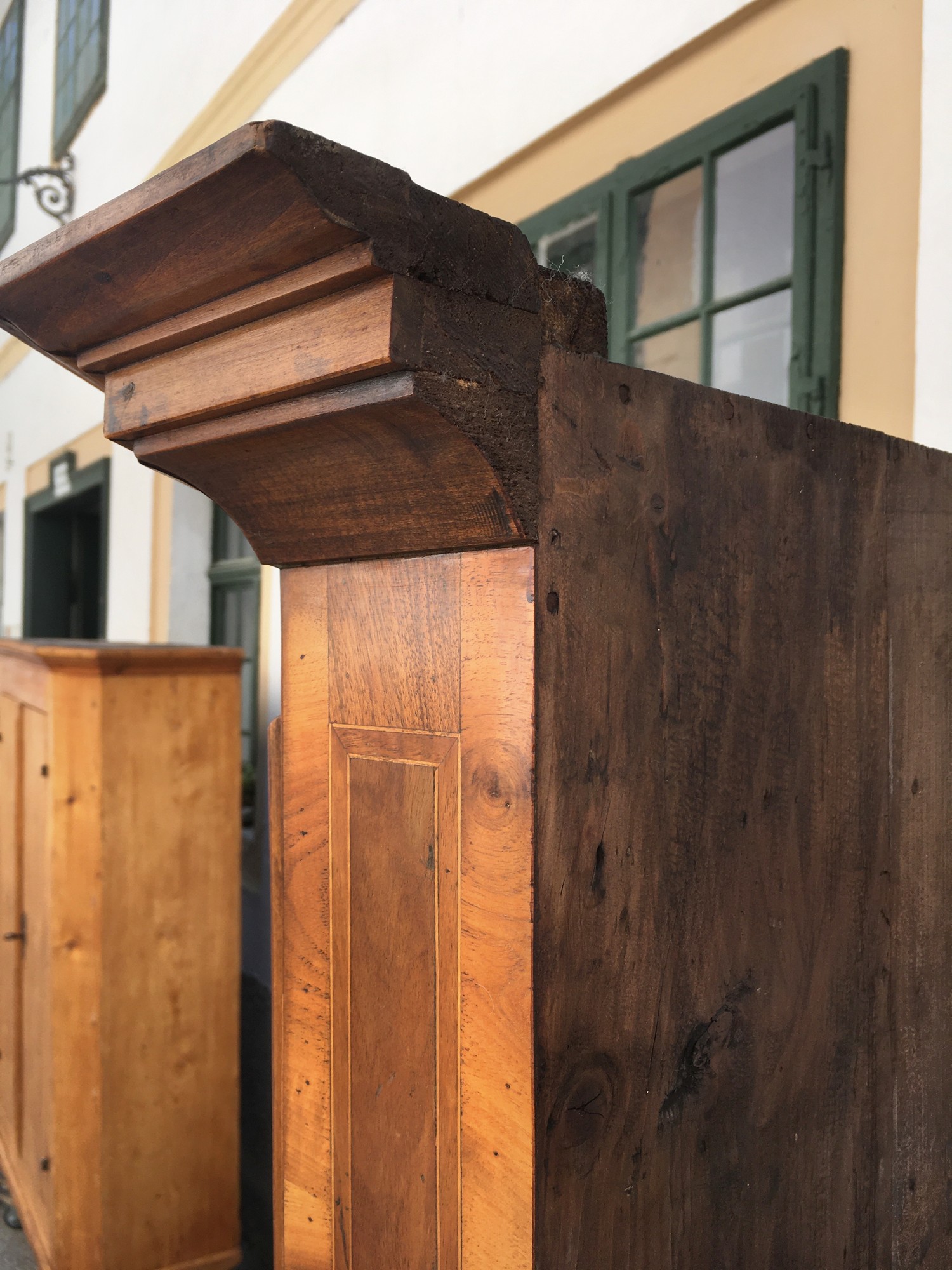 Vitrine Eckvitrine Eckschrank Barockstil Antik Nussholzfurnier Intarsien Edelteil