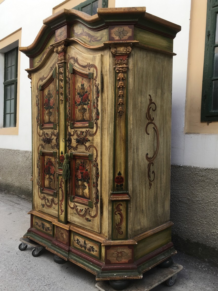 Bauernschrank Antikstil grün rot Dielenschrank bemalt