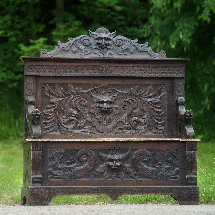 Truhe antik Fratzen Satyr