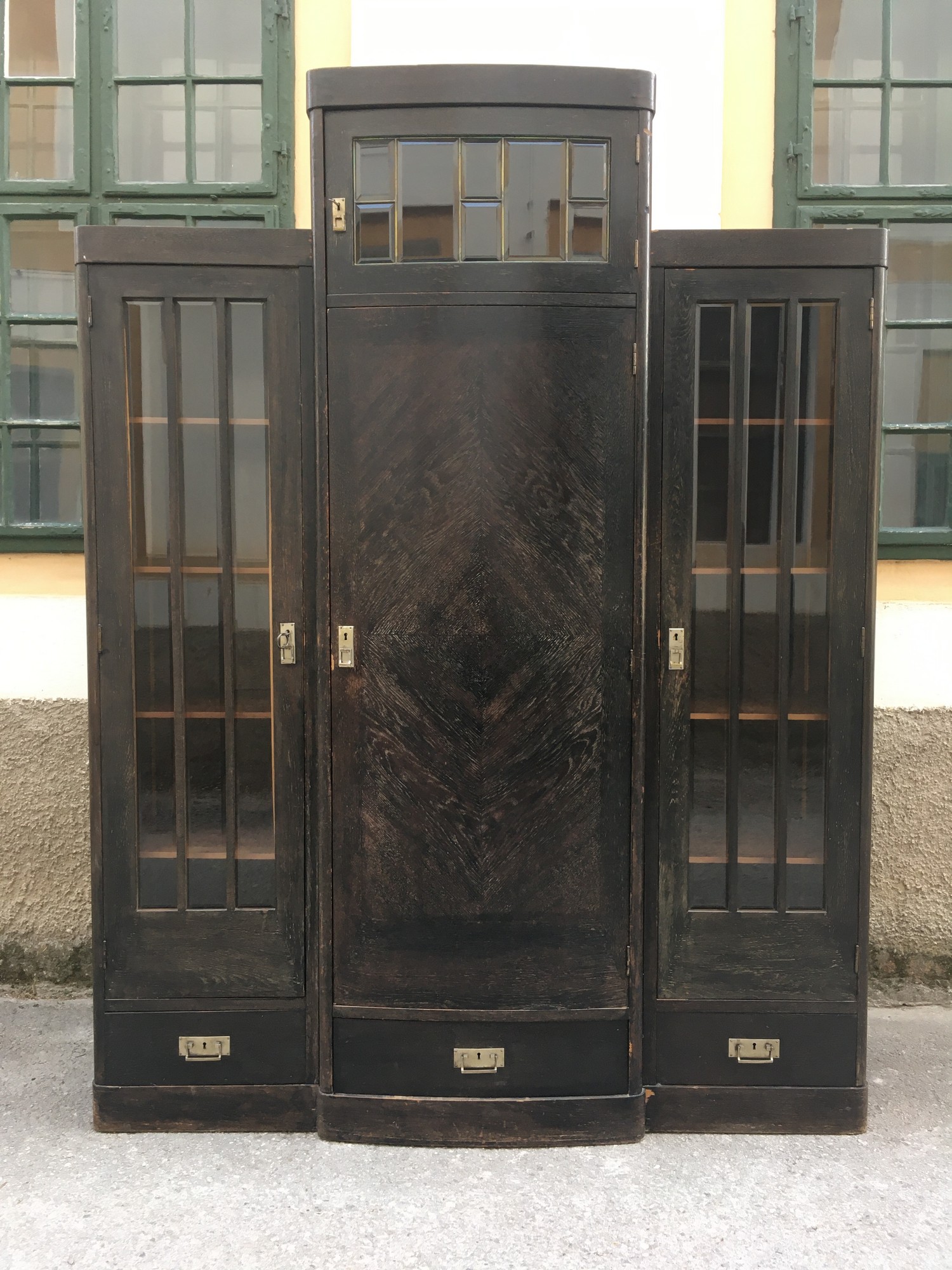 Schrank Bücherschrank Jugendstil Vitrine facettierte Gläser dreitürig Schrankvitrine