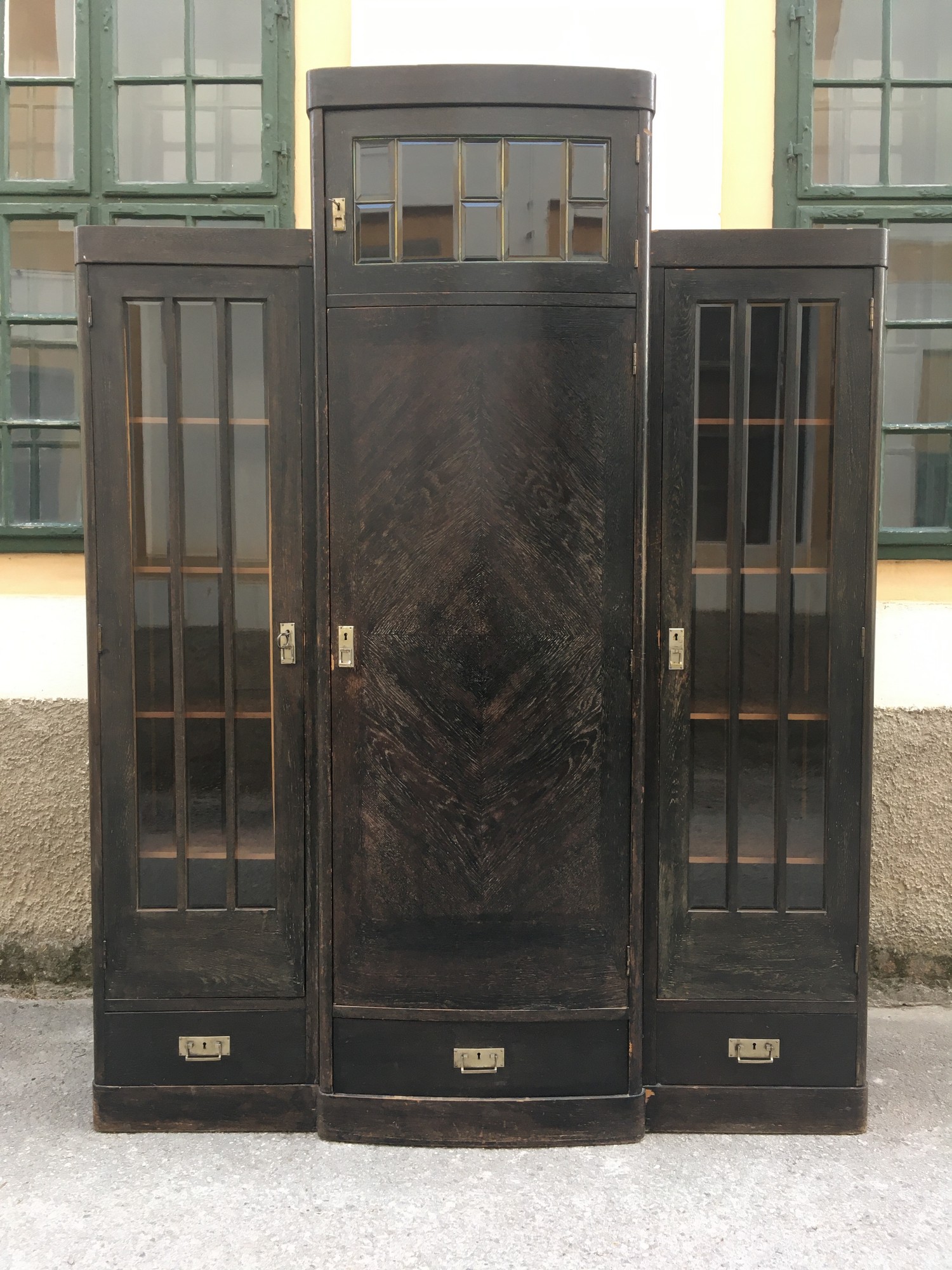 Schrank Bücherschrank Jugendstil Vitrine facettierte Gläser dreitürig Schrankvitrine