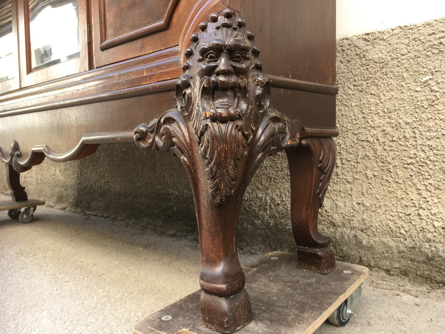 Vitrinenschrank Bücherschrank Antiquität antik Möbel Satyr Fratze Faun Ziegenfüße Möbel Neobarock KÜchenschrank Hotel